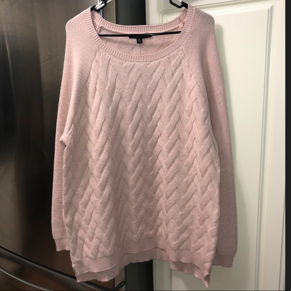 BEAUTIFUL LIGHT PINK CYRUS SWEATER😍❤️ - Picture 2 of 4